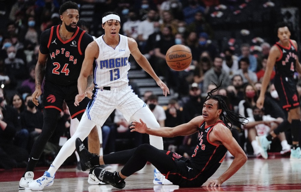  猛龙范弗利特三分绝杀助球队险胜尼克斯  